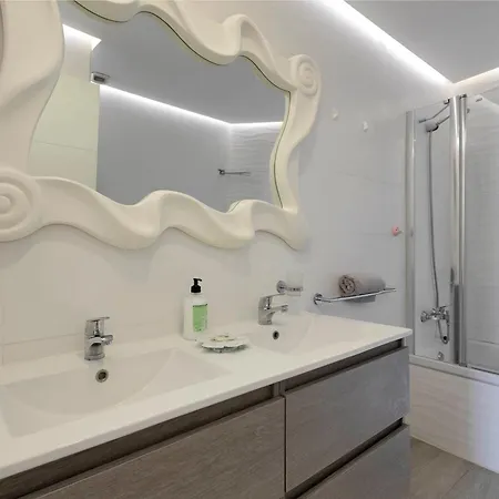 Ocean Garden 2br Climatized Pool & Parking شقة *